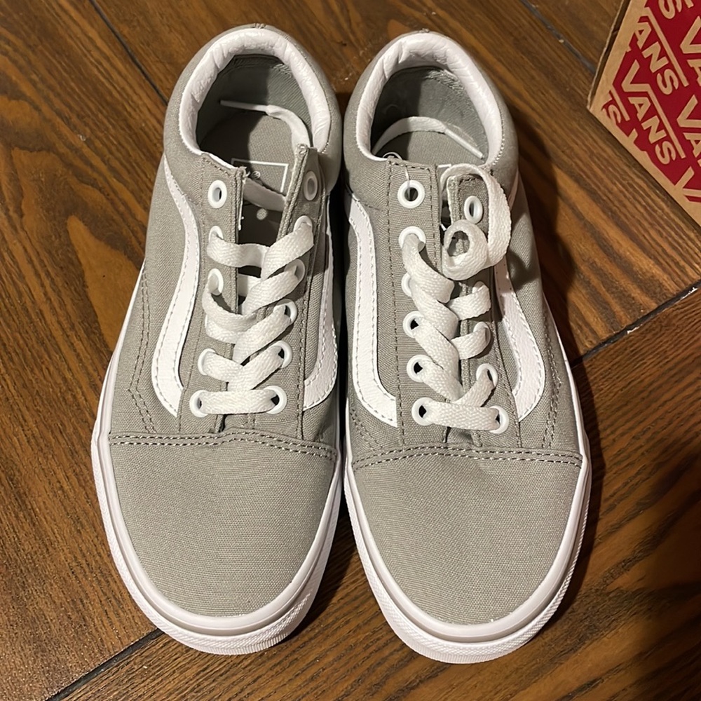 NEW OLD SKOOL VANS (US Men size 4//US Women size 5.5)